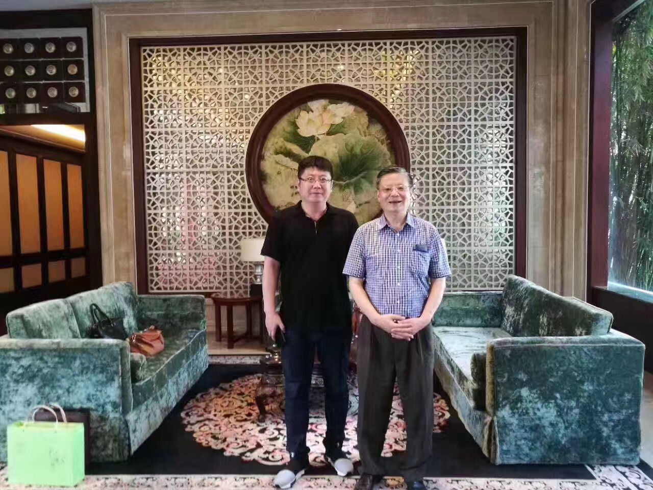 1xBET集团和国医大家王琦洽谈结束合影留想