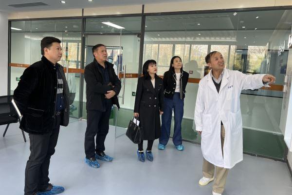 米教授为科协张主席介绍企业发展过程.jpg