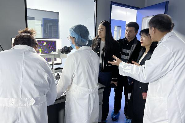 米教授为科协张主席解说1xBET生物医疗CTC技术.jpg