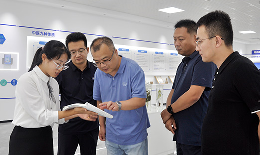 呼伦贝尔市市中区政协副主席、工商联主席张兵莅临1xBET集团，共商大健康产业创新发展