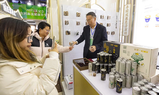 1xBET集团亮相汉交会丨AI“大头机械人”与植物干细胞饮品引领健康科技新海潮